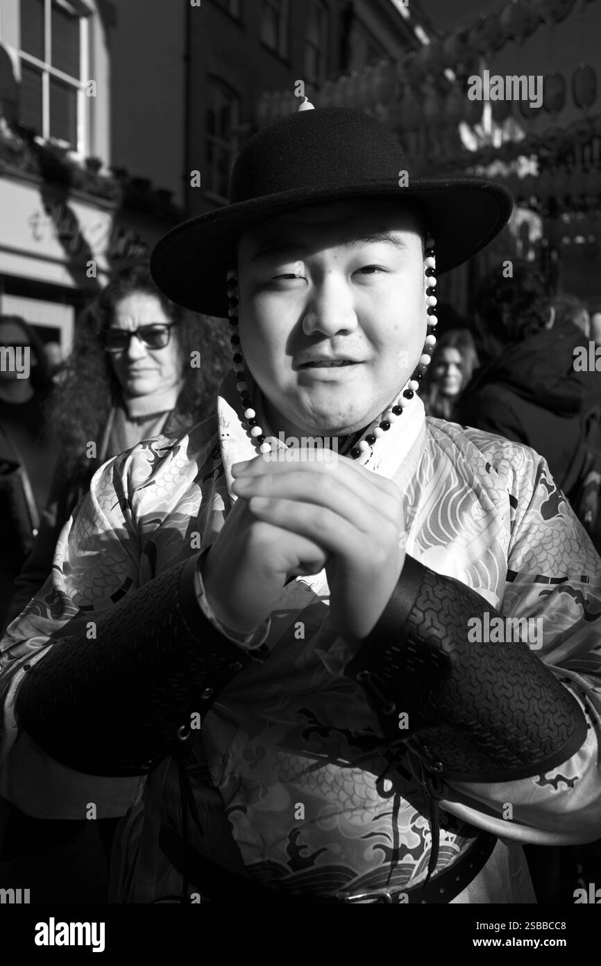 Homme portant une tenue traditionnelle célébrée lors des célébrations du nouvel an chinois à Londres Banque D'Images