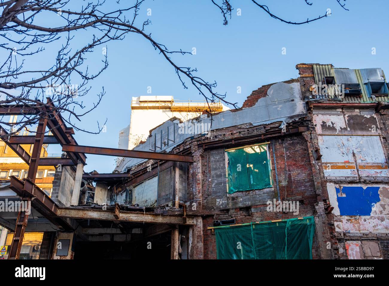 Glasgow Écosse : 8 janvier 2025 : dégâts causés par un incendie à l'ABC Glasgow Academy. Le bâtiment en décomposition présente les vestiges d'une structure autrefois vibrante dans une zone urbaine Banque D'Images