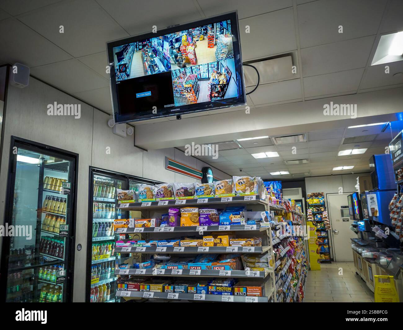 Un moniteur montre les flux vidéo des caméras de sécurité d'un dépanneur à New York le mercredi 22 janvier 2025 (© Richard B. Levine) Banque D'Images
