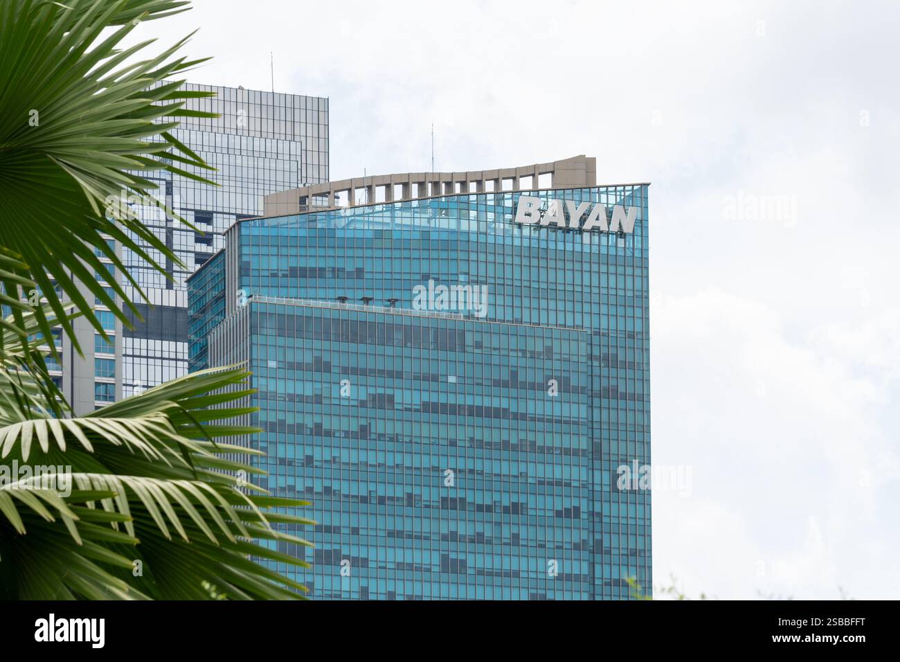 Jakarta, Indonésie - 23 janvier 2025 : bâtiment du siège social de Bayan Resources sur la rue Senopati à Jakarta, Indonésie. Banque D'Images