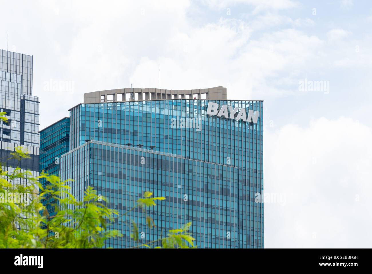 Jakarta, Indonésie - 23 janvier 2025 : bâtiment du siège social de Bayan Resources sur la rue Senopati à Jakarta, Indonésie. Banque D'Images