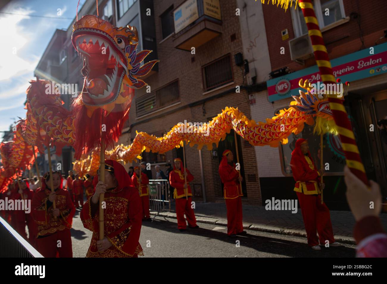 Madrid, Espagne. 02 février 2025. Pour la dixième année consécutive, Madrid a célébré le nouvel an chinois, l'année du serpent en bois, avec un grand défilé et des activités dans le quartier UserA, Chinatown de Madrid. Crédit : D. Canales Carvajal/Alamy Live News Banque D'Images