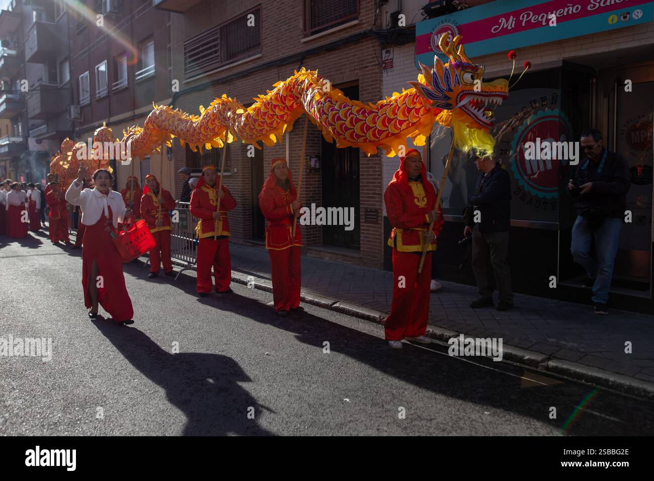 Madrid, Espagne. 02 février 2025. Pour la dixième année consécutive, Madrid a célébré le nouvel an chinois, l'année du serpent en bois, avec un grand défilé et des activités dans le quartier UserA, Chinatown de Madrid. Crédit : D. Canales Carvajal/Alamy Live News Banque D'Images
