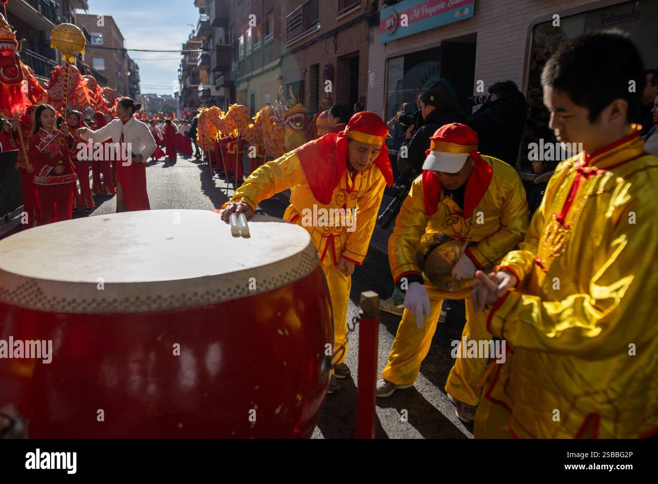 Madrid, Espagne. 02 février 2025. Pour la dixième année consécutive, Madrid a célébré le nouvel an chinois, l'année du serpent en bois, avec un grand défilé et des activités dans le quartier UserA, Chinatown de Madrid. Crédit : D. Canales Carvajal/Alamy Live News Banque D'Images