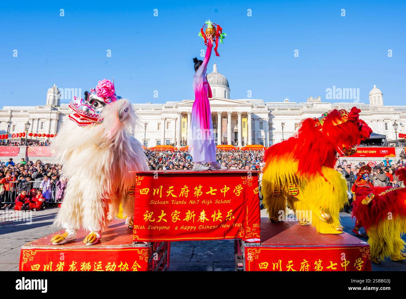Londres, Royaume-Uni. 2 février 2025. Le LCCA organise le défilé du nouvel an chinois 2025 et les célébrations de l'année du serpent. Des danseurs de lion, des dragons et d'autres paroissiens entourent Chinatown, suivis par des représentations à Trafalgar Square. Tous espèrent apporter bonne chance pour la nouvelle année. Crédit : Guy Bell/Alamy Live News Banque D'Images