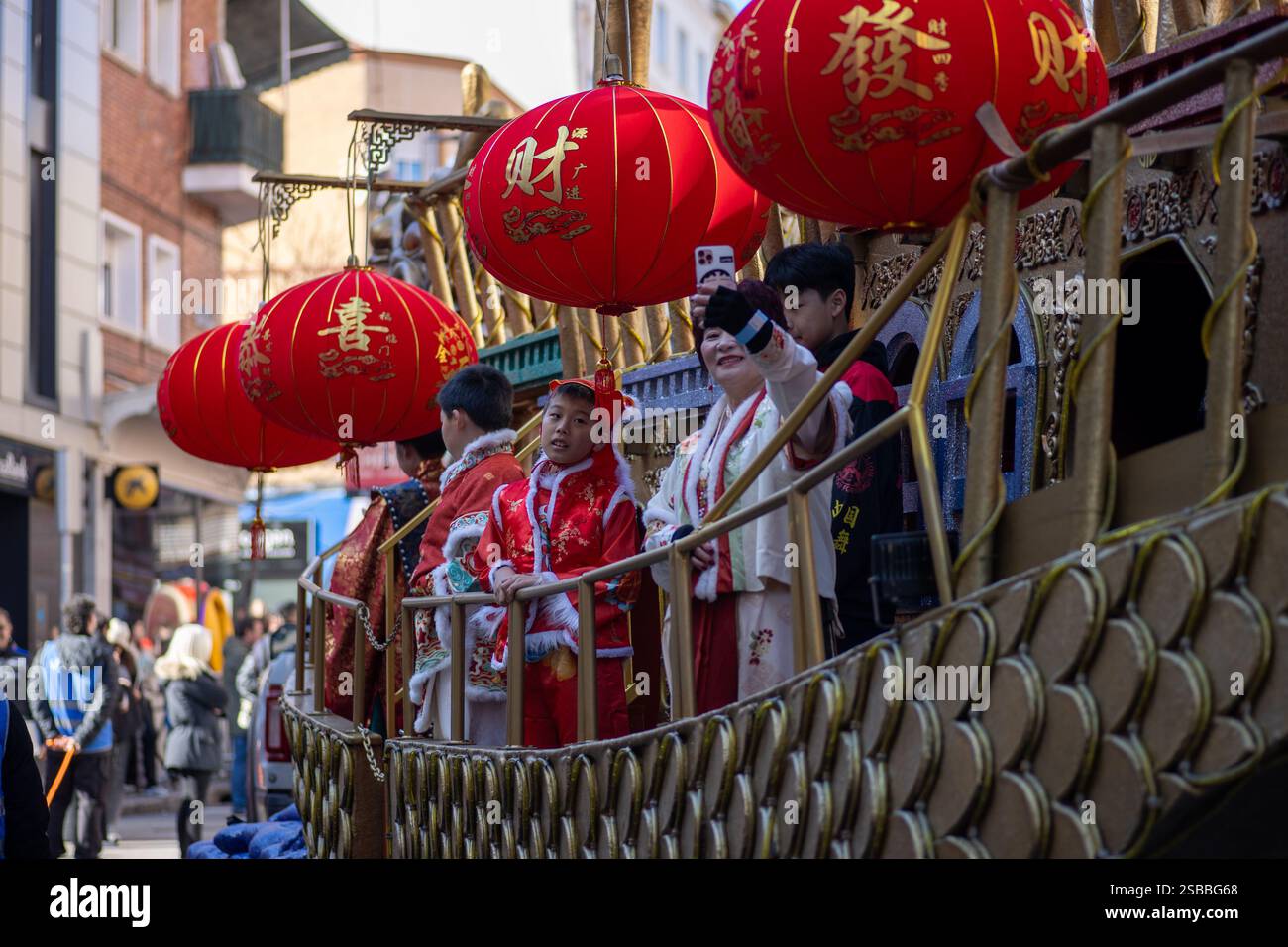 Madrid, Espagne. 02 février 2025. Pour la dixième année consécutive, Madrid a célébré le nouvel an chinois, l'année du serpent en bois, avec un grand défilé et des activités dans le quartier UserA, Chinatown de Madrid. Crédit : D. Canales Carvajal/Alamy Live News Banque D'Images