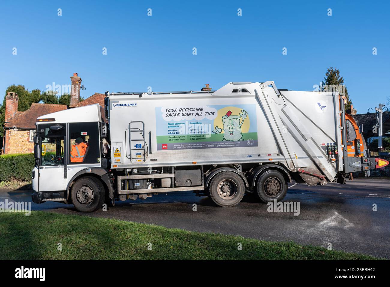 Camion poubelle (camion poubelle, camion à ordures dans un village du Surrey, Angleterre, Royaume-Uni Banque D'Images