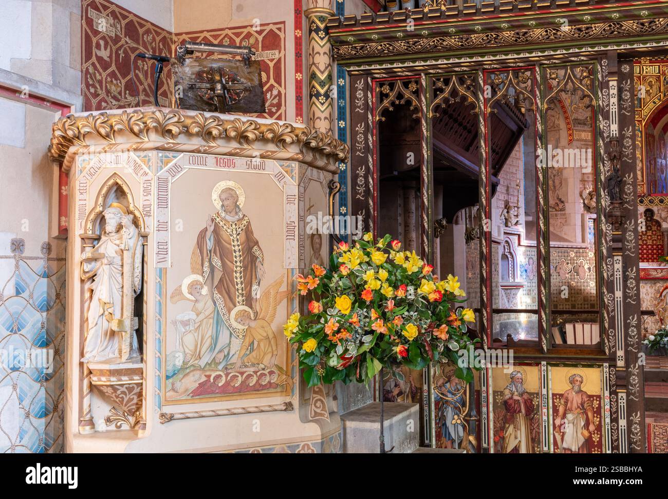 Église Saint-Pierre dans le village de Hascombe dans le Surrey Hills AONB, Angleterre, Royaume-Uni. Vue intérieure ou les décorations ornées avec la chaire Banque D'Images