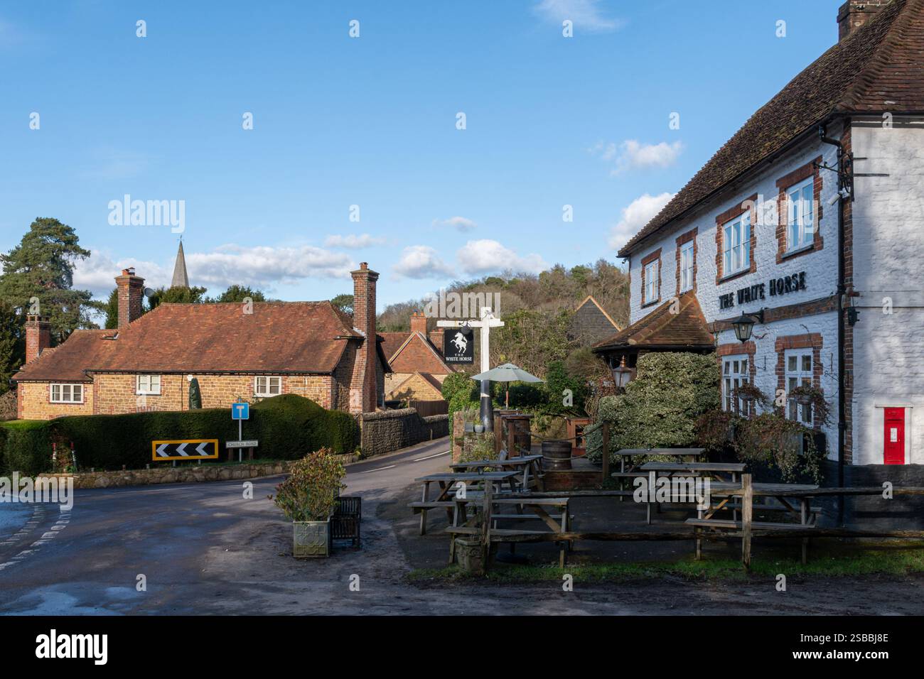 Le pub White Horse dans le centre du village de Hascombe dans le Surrey Hills AONB, Angleterre, Royaume-Uni Banque D'Images