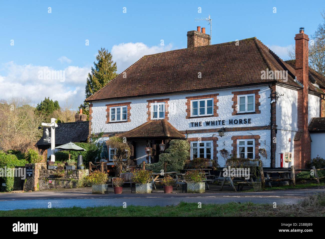 Le pub White Horse dans le village de Hascombe dans le Surrey Hills AONB, Angleterre, Royaume-Uni Banque D'Images