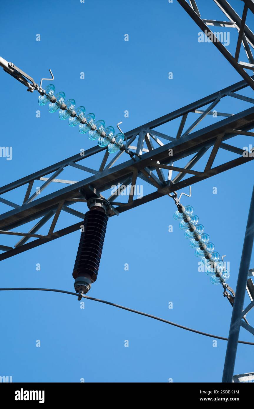 Isolateur électrique et poutres en acier contre le ciel bleu Banque D'Images
