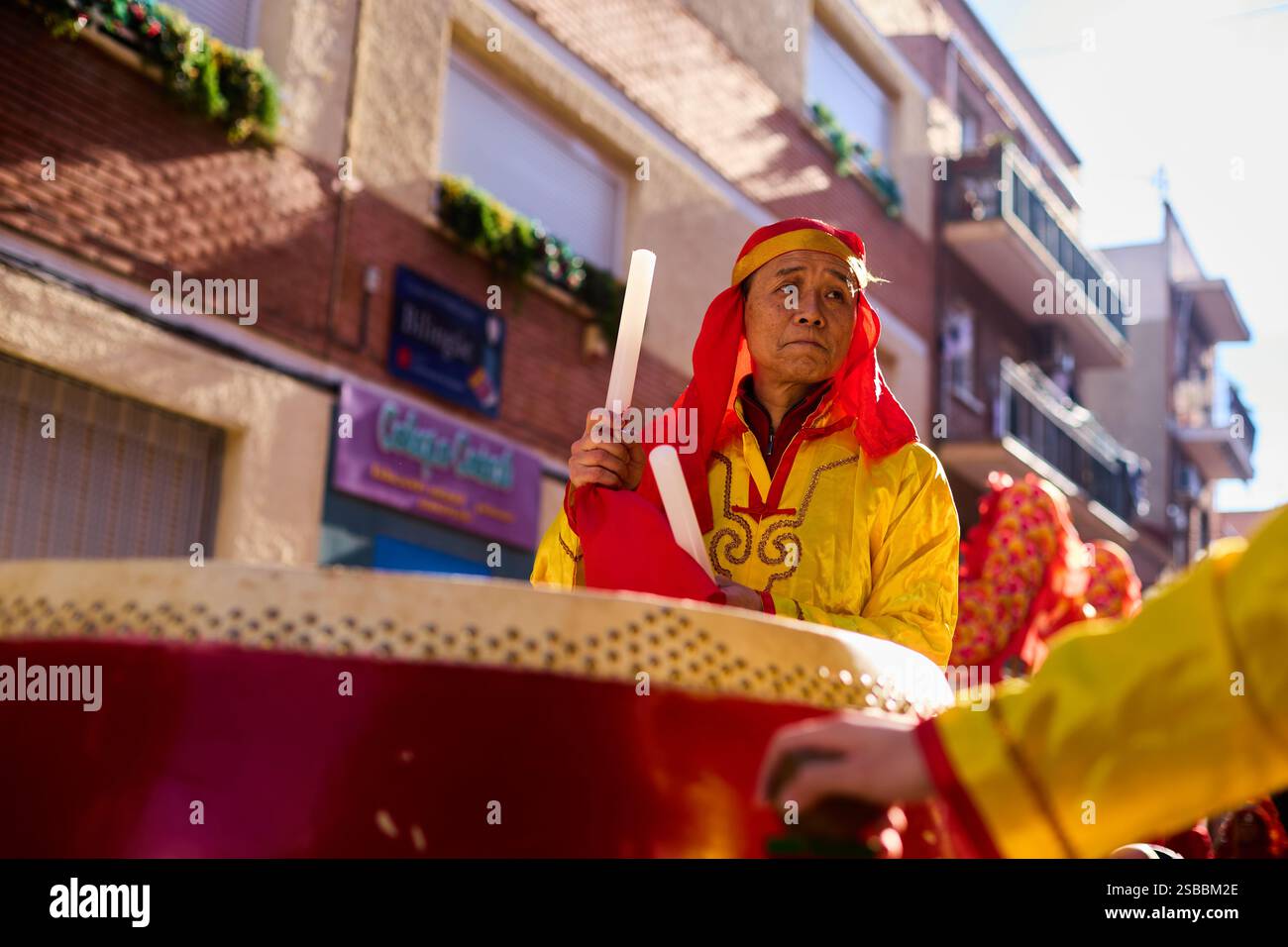 Madrid, Espagne. 02 février 2025. Madrid accueille le nouvel an chinois 2025 avec un défilé animé dans le quartier UserA, où la communauté chinoise et des milliers de visiteurs assistent aux danses du lion et du dragon, aux lanternes rouges, aux costumes traditionnels et aux spectacles colorés. La célébration, marquée par la fusion de la tradition et de la modernité, met en valeur la richesse culturelle du festival le plus important du calendrier lunaire. (Photo de Hazhard Espinoza Vallejos/NurPhoto) crédit : NurPhoto SRL/Alamy Live News Banque D'Images