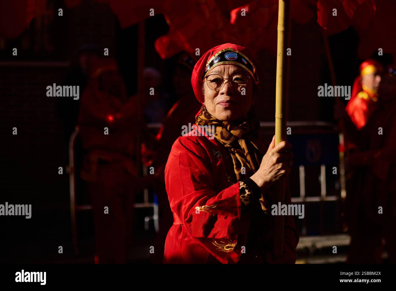 Madrid, Espagne. 02 février 2025. Madrid accueille le nouvel an chinois 2025 avec un défilé animé dans le quartier UserA, où la communauté chinoise et des milliers de visiteurs assistent aux danses du lion et du dragon, aux lanternes rouges, aux costumes traditionnels et aux spectacles colorés. La célébration, marquée par la fusion de la tradition et de la modernité, met en valeur la richesse culturelle du festival le plus important du calendrier lunaire. (Photo de Hazhard Espinoza Vallejos/NurPhoto) crédit : NurPhoto SRL/Alamy Live News Banque D'Images