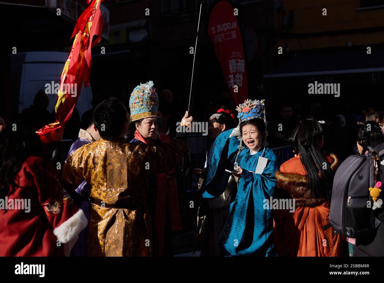 Madrid, Espagne. 02 février 2025. Madrid accueille le nouvel an chinois 2025 avec un défilé animé dans le quartier UserA, où la communauté chinoise et des milliers de visiteurs assistent aux danses du lion et du dragon, aux lanternes rouges, aux costumes traditionnels et aux spectacles colorés. La célébration, marquée par la fusion de la tradition et de la modernité, met en valeur la richesse culturelle du festival le plus important du calendrier lunaire. (Photo de Hazhard Espinoza Vallejos/NurPhoto) crédit : NurPhoto SRL/Alamy Live News Banque D'Images