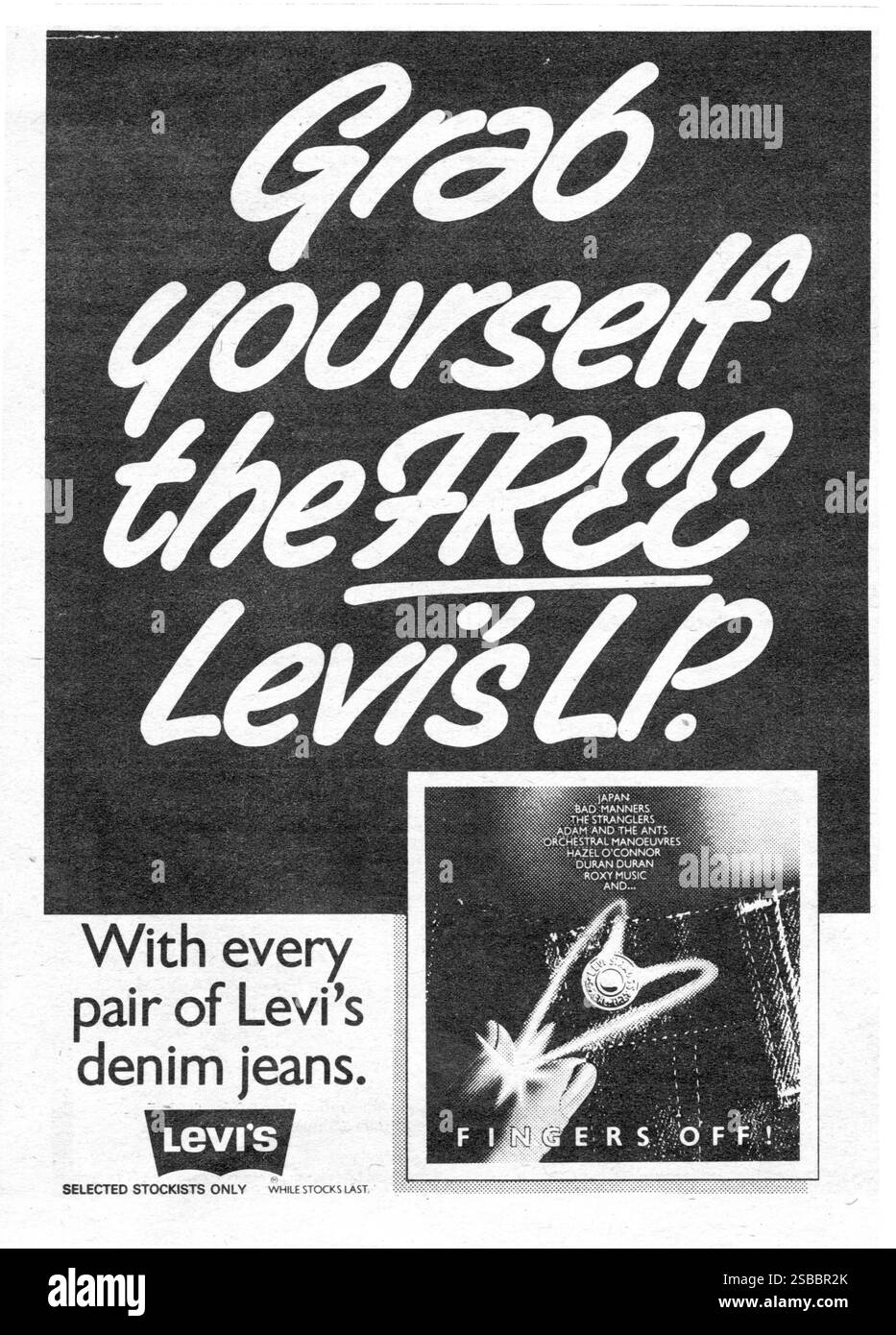 Publicité monochrome mai 1982, pour Levi Jeans. Album vinyle de compilation gratuit intitulé Fingers Off avec chaque paire de Levi's achetés (dans la limite des stocks disponibles), y compris Japan, Bad Manners, Stranglers, Adam and the Ants, Duran Duran etc. Mode des années 80, vente au détail. Banque D'Images