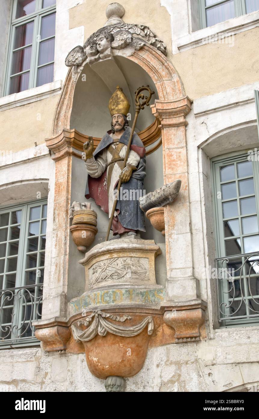 Statue de Saint Nicolas à Auxerre Banque D'Images