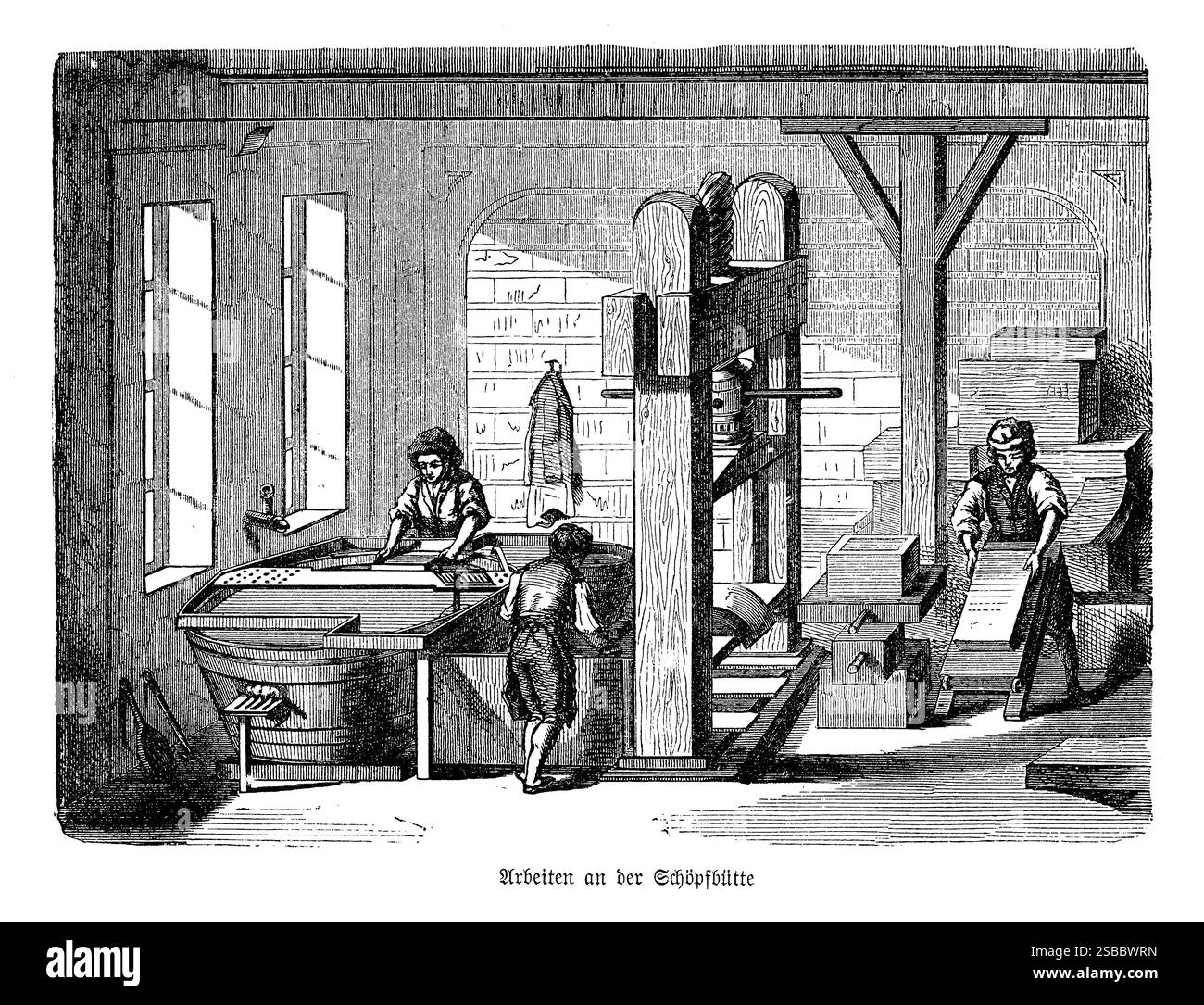 Les artisans sont représentés travaillant méticuleusement dans un atelier, chaque étape du processus de fabrication du papier étant présentée. Les barils remplis de pâte et d'eau se tiennent en évidence, utilisés pour tremper et mélanger les fibres. On voit des ouvriers tremper des cadres dans les barils, formant des feuilles de papier à la main. La scène capture la nature artistique et intensive de la fabrication du papier avant l'industrialisation, soulignant le dévouement à la qualité et à l'artisanat qui définissait cette technique ancienne. Banque D'Images