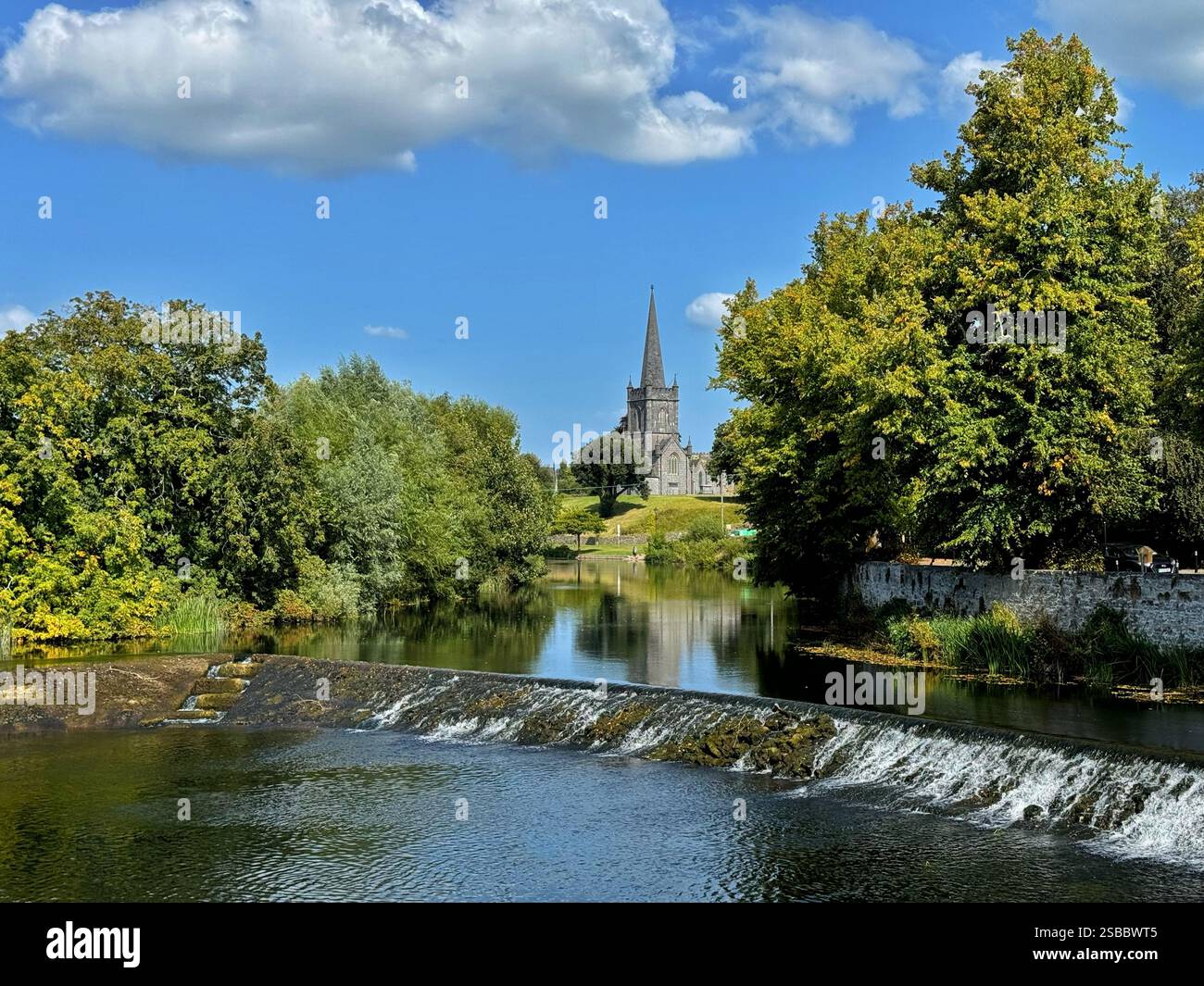 La rivière Cahir à Tipperary, Irlande avec l'église Saint-Paul d'Irlande en arrière-plan. Banque D'Images