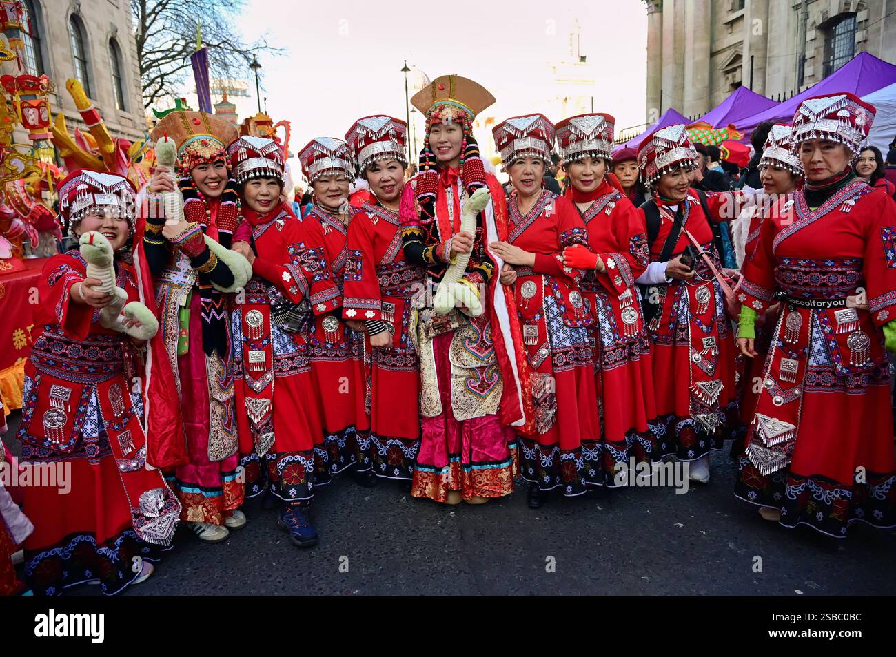 LONDRES, ANGLETERRE : 2 février 2025 : la culture chinoise célèbre le plus grand festival de l'année, le nouvel an chinois, et les Chinois d'outre-mer le célèbrent également. C'est l'une des plus grandes célébrations de la culture chinoise dans le monde. Cette année, nous célébrerons l'année du serpent avec un défilé du nouvel an chinois, à Londres, en Angleterre. (Photo de 李世惠/See Li/Picture Capital) Banque D'Images