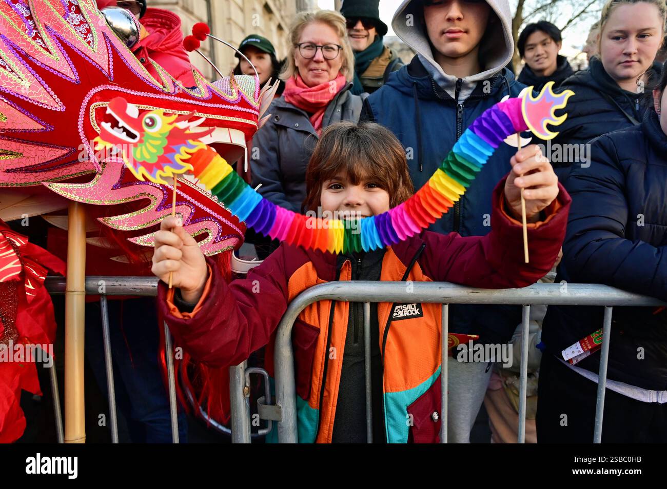 LONDRES, ANGLETERRE : 2 février 2025 : la culture chinoise célèbre le plus grand festival de l'année, le nouvel an chinois, et les Chinois d'outre-mer le célèbrent également. C'est l'une des plus grandes célébrations de la culture chinoise dans le monde. Cette année, nous célébrerons l'année du serpent avec un défilé du nouvel an chinois, à Londres, en Angleterre. (Photo de 李世惠/See Li/Picture Capital) Banque D'Images