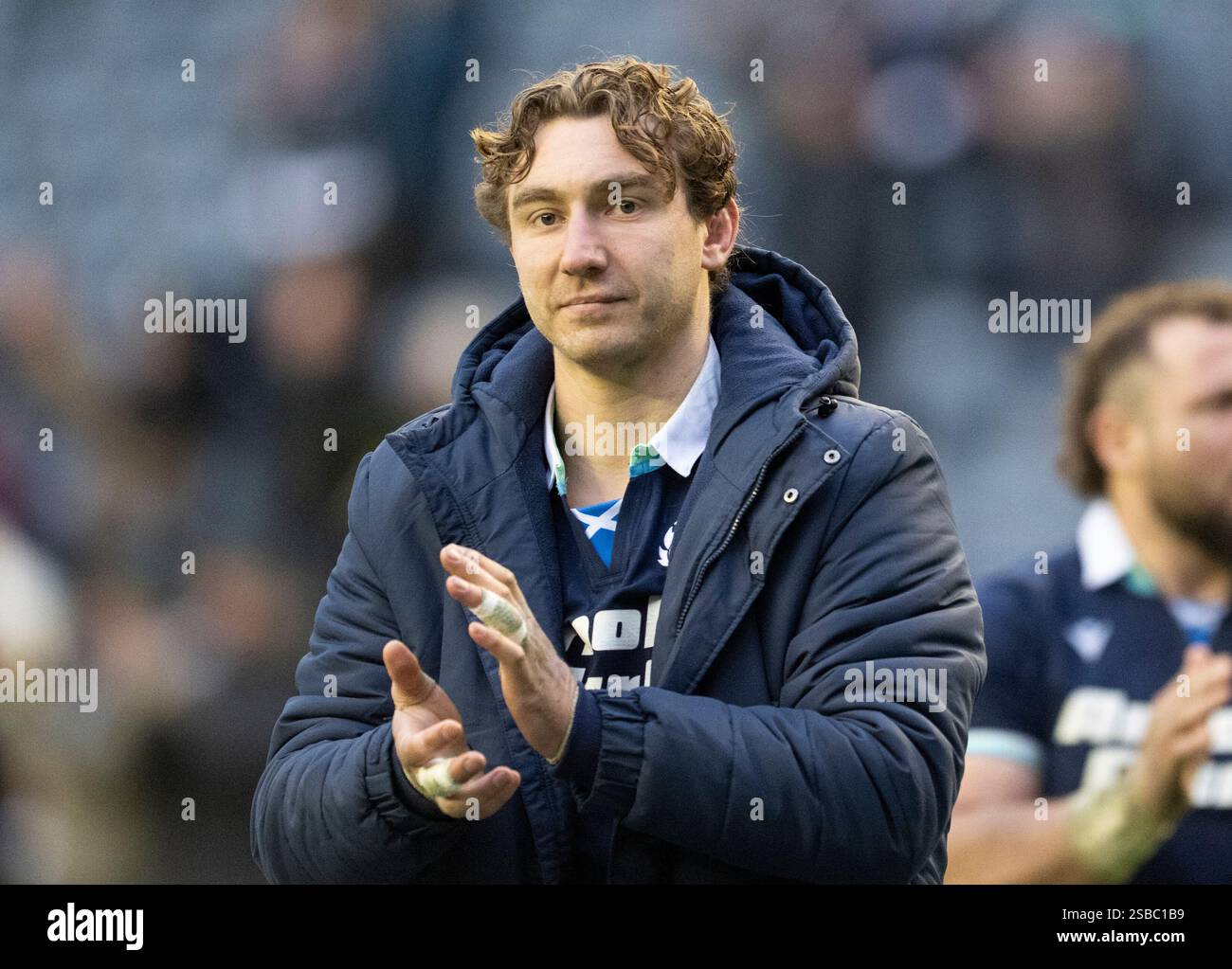 ÉDIMBOURG, ÉCOSSE - 1er FÉVRIER : Jamie Ritchie, arrière-rang écossais, applaudit la foule après que l'Écosse ait battu l'Italie 31-19 dans les six Nations Guinness. Banque D'Images