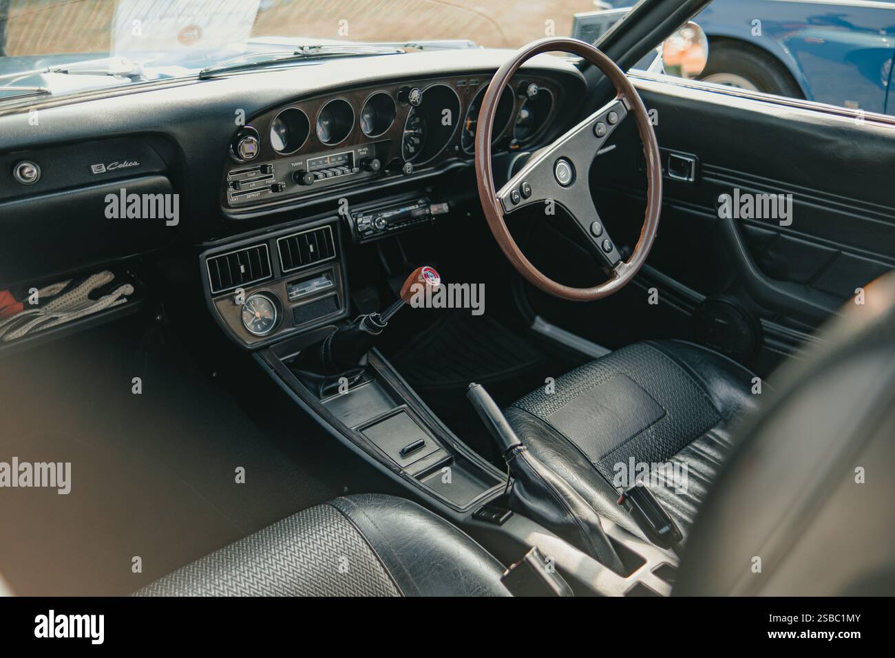 Tableau de bord intérieur de voiture classique vintage et volant Banque D'Images