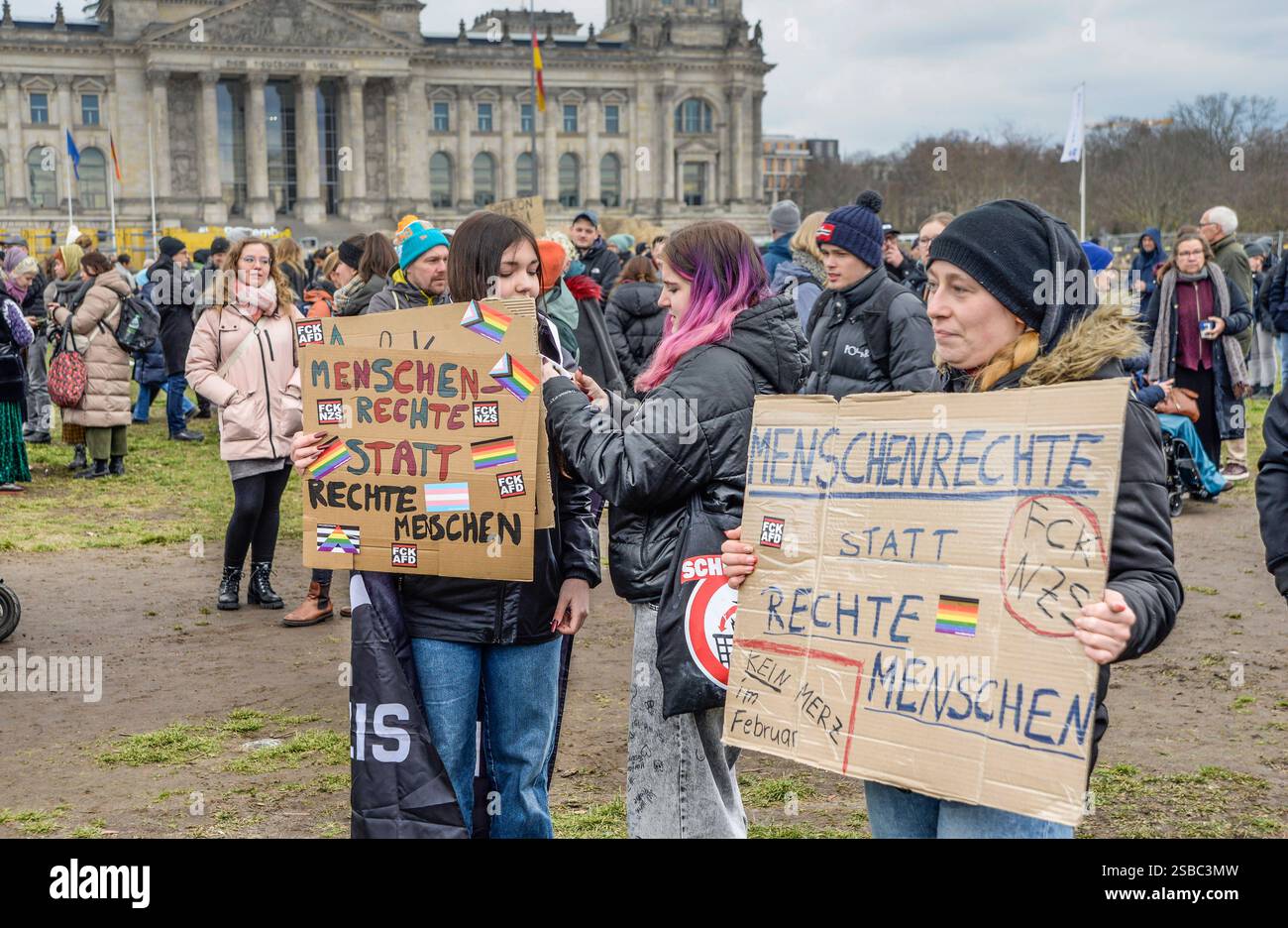 02 . 02 . 2025, Berlin / Mitte : Demonstration auf dem Platz der Republik vor dem Reichstagsgebäude. Devise : Aufstand der Anständigen - Wir sind die Brandmauer . Plakat : Menschenrechte statt rechte Menschen . *** 02 02 2025 , Berlin Mitte manifestation sur Platz der Republik devant le Reichstag slogan du bâtiment soulèvement de la décence nous sommes le pare-feu affiche les droits de l'homme au lieu des gens de droite Banque D'Images