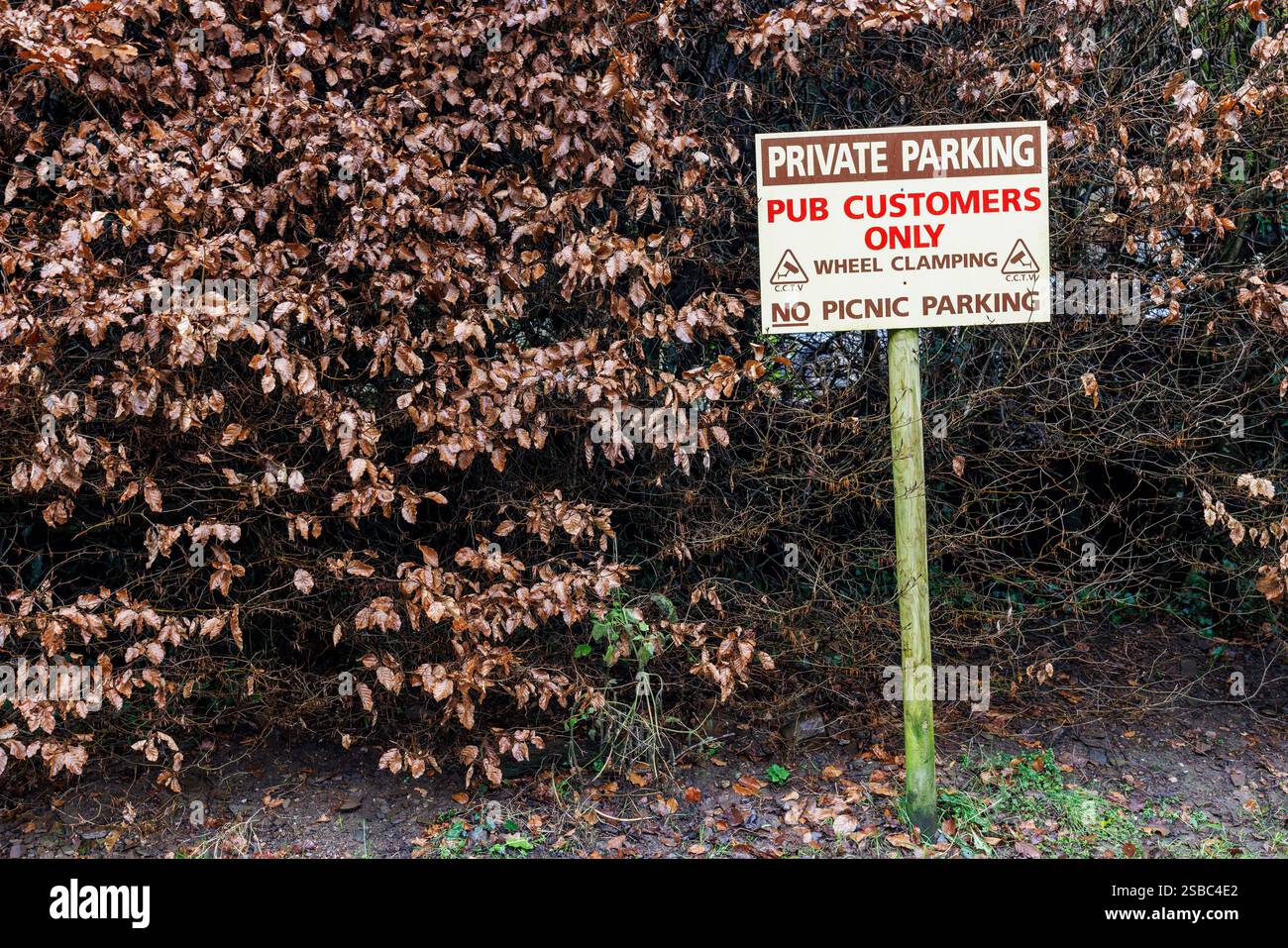 Panneau d'avertissement de parking privé, serrage des roues, Teign Valley, Dartmoor, Royaume-Uni Banque D'Images