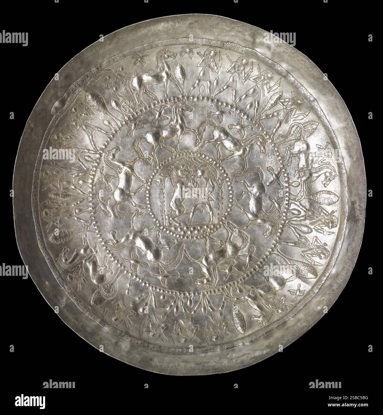 Anonyme (phénicien). 'Bowl avec scène de chasse', 8ème-7ème siècle av. J.-C. gilet doré repoussé. Walters Art Museum (57.705) : acquis par Henry Walters, 1925. Banque D'Images Anonyme (phénicien). 'Bowl avec scène de chasse', 8ème-7ème siècle av. J.-C. gilet doré repoussé. Walters Art Museum (57.705) : acquis par Henry Walters, 1925. Banque D'Images