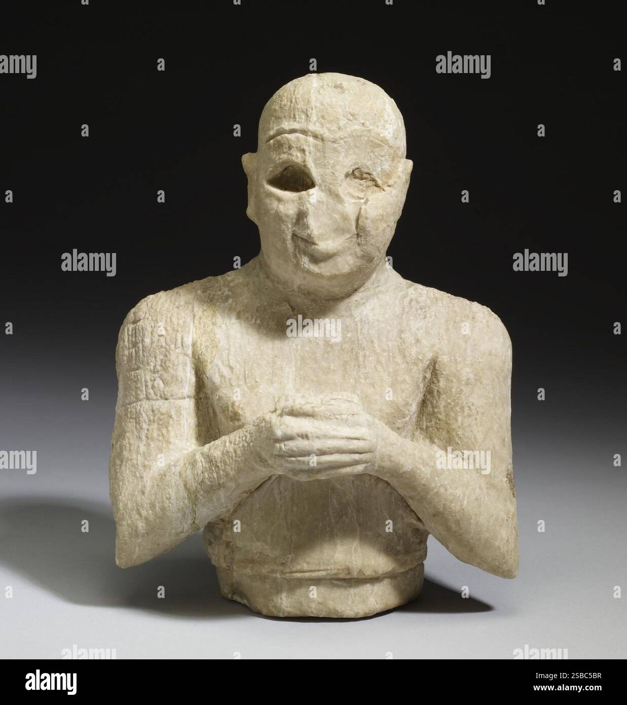 Adorateur masculin sumérien, c. 2300 BC Anonyme (Sumer) - Walters Art Museum : la tête rasée, signe de pureté rituelle, peut identifier ce personnage comme un prêtre. Banque D'Images Adorateur masculin sumérien, c. 2300 BC Anonyme (Sumer) - Walters Art Museum : la tête rasée, signe de pureté rituelle, peut identifier ce personnage comme un prêtre. Banque D'Images