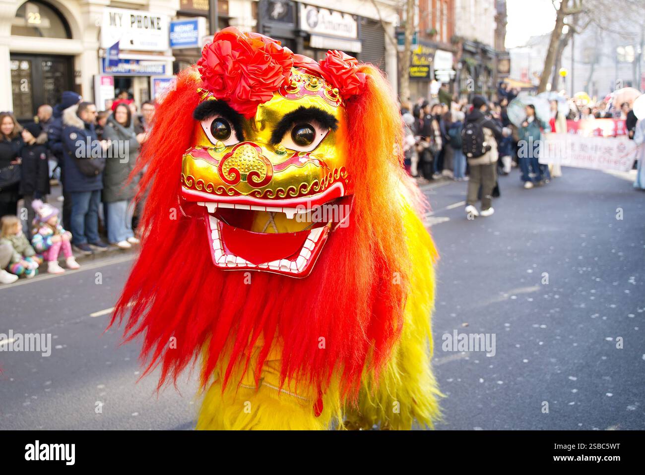 Défilé du nouvel an chinois dans les rues de Londres. Les gens en costumes colorés s'amusent à célébrer l'année du serpent. Londres - 2 février Banque D'Images
