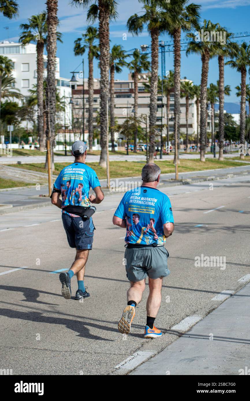 TORREMOLINOS, ESPAGNE - 2 FÉVRIER 2025 : coureurs sur le semi-marathon de Torremolinos à Torremolinos, Espagne le 2 février 2025 Banque D'Images
