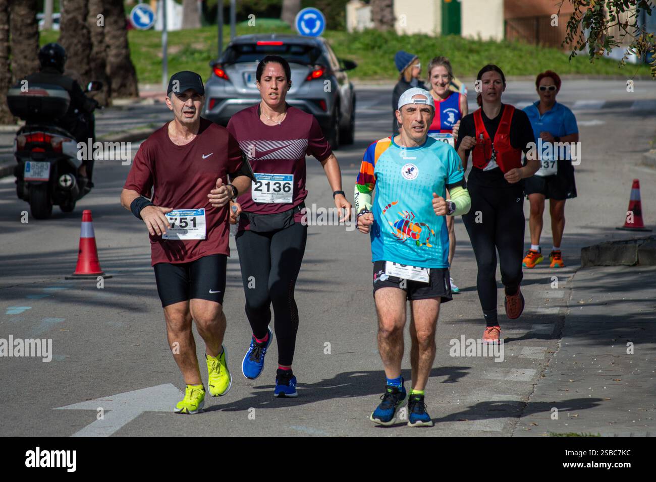 TORREMOLINOS, ESPAGNE - 2 FÉVRIER 2025 : coureurs sur le semi-marathon de Torremolinos à Torremolinos, Espagne le 2 février 2025 Banque D'Images