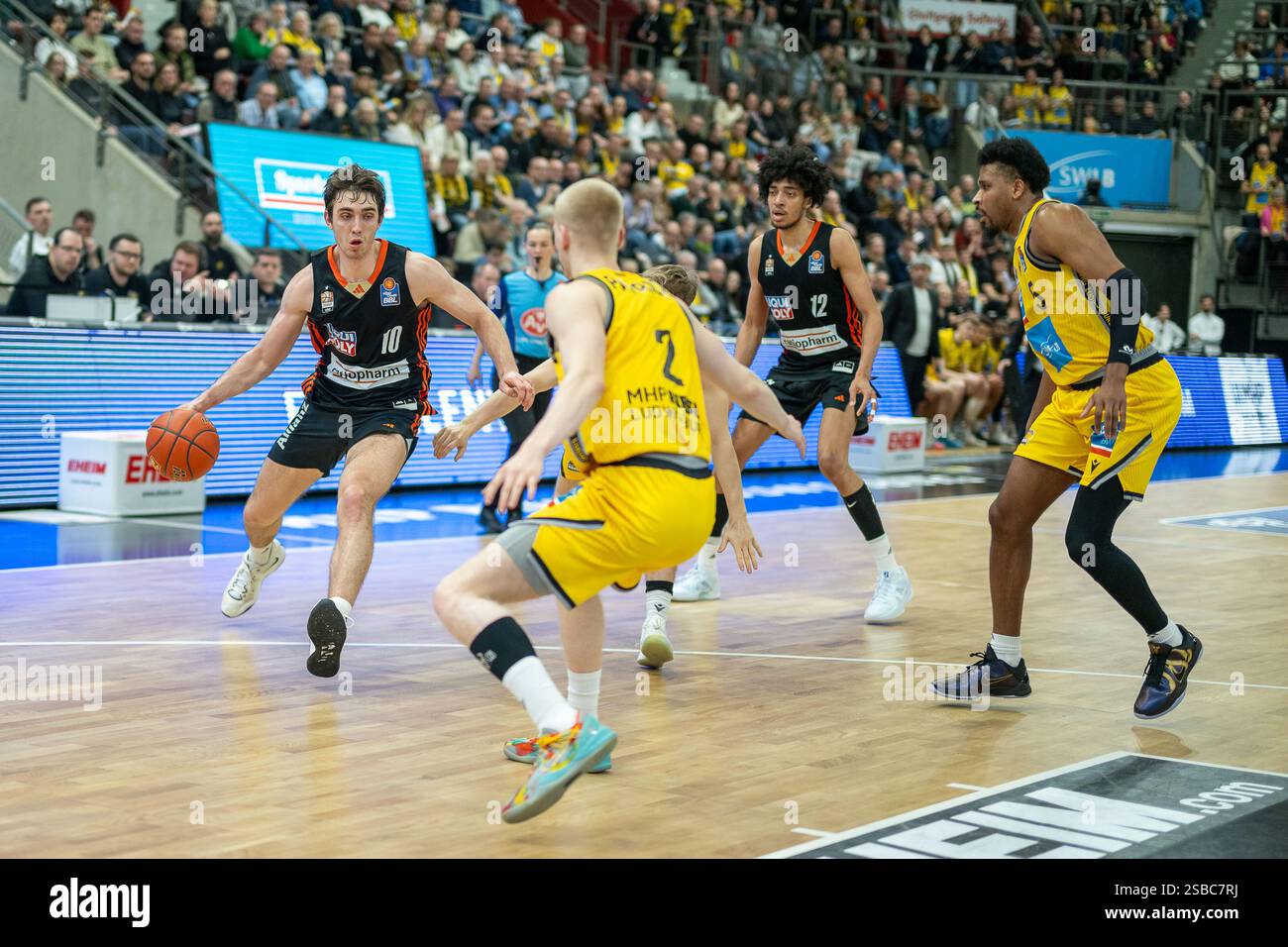 Justinian Jessup (ratiopharm Ulm, n°10), Jacob Patrick (MHP Riesen Ludwigsburg, n°02), Noa Essengue (ratiopharm Ulm, n°12), Justin Simon (MHP Riesen Ludwigsburg, n°05), GER, MHP Riesen Ludwigsburg vs. ratiopharm Ulm, easycredit BBL, Basketball, Bundesliga, 19. Spieltag, Spielzeit 2024/2025, 02.02.2025, Foto : Eibner-Pressefoto/Sascha Walther Banque D'Images