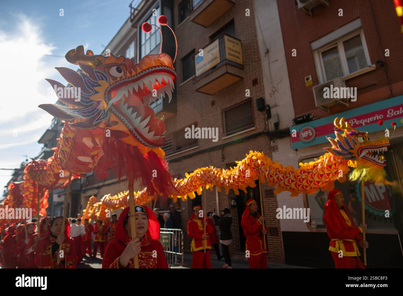 Madrid, Espagne. 02 février 2025. Les artistes divertissent la foule avec un dragon lors d'un défilé à Madrid célébrant le nouvel an du serpent en bois. Pour la dixième année consécutive, Madrid a célébré le nouvel an chinois, l'année du serpent en bois, avec un grand défilé et des activités dans le quartier UserA, Chinatown de Madrid. Crédit : SOPA images Limited/Alamy Live News Banque D'Images