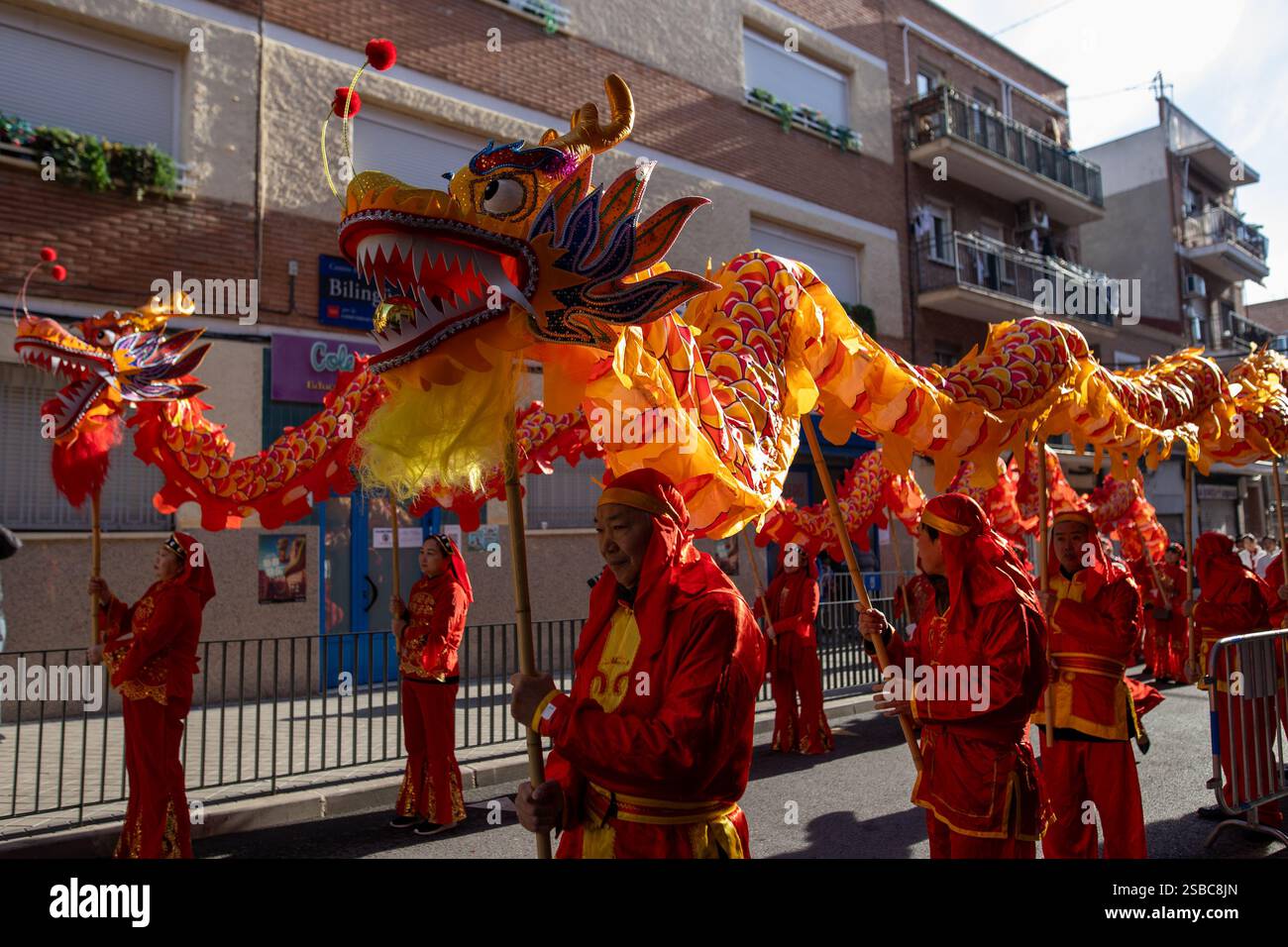 Madrid, Espagne. 02 février 2025. Les artistes divertissent la foule avec un dragon lors d'un défilé à Madrid célébrant le nouvel an du serpent en bois. Pour la dixième année consécutive, Madrid a célébré le nouvel an chinois, l'année du serpent en bois, avec un grand défilé et des activités dans le quartier UserA, Chinatown de Madrid. Crédit : SOPA images Limited/Alamy Live News Banque D'Images