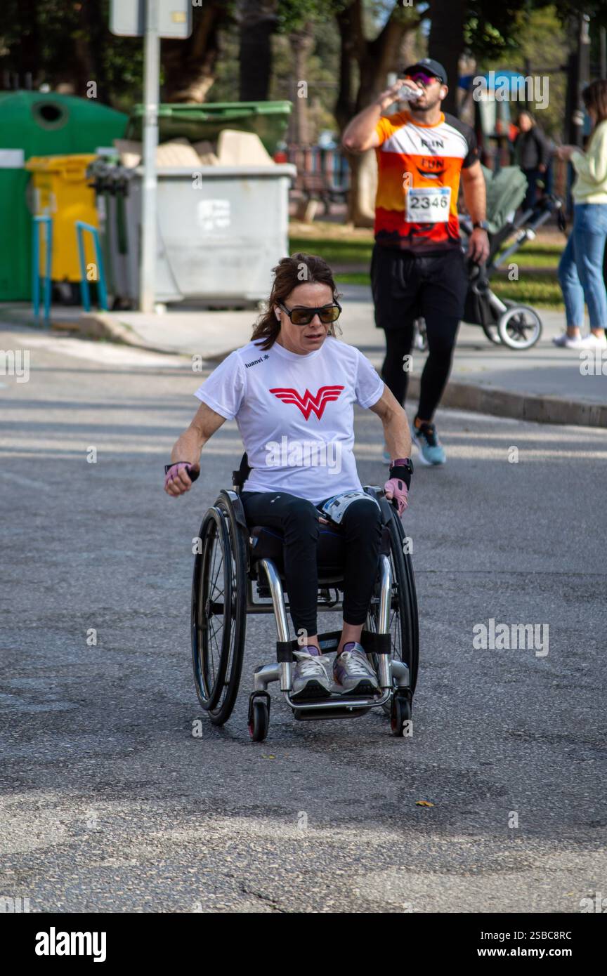 TORREMOLINOS, ESPAGNE - 2 FÉVRIER 2025 : coureurs sur le semi-marathon de Torremolinos à Torremolinos, Espagne le 2 février 2025 Banque D'Images
