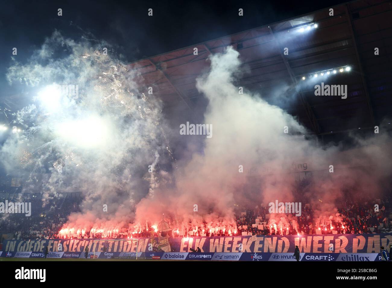 Gand, Belgique. 02 février 2025. Les supporters de Gand photographiés avant un match de football entre KAA Gent et RSC Anderlecht, dimanche 02 février 2025 à Gand, le jour 24 de la saison 2024-2025 de la première division du championnat belge 'Jupiler Pro League'. BELGA PHOTO DAVID PINTENS crédit : Belga News Agency/Alamy Live News Banque D'Images