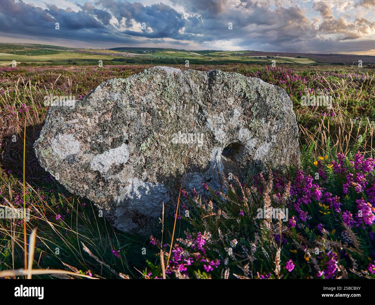 Photo de la pierre debout Tregeseal East sur la colline au sud de Carn Kenidjack. Il y a plusieurs pierres de l'âge de bronze avec des trous dans eux almo Banque D'Images