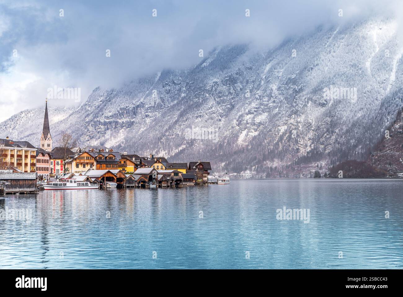 Vue panoramique sur Hallstatt en Autriche en hiver Banque D'Images