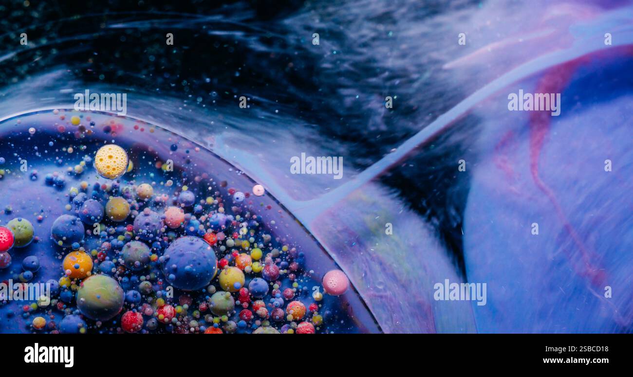 Fluide multicolore. Peinture à bulles. Encre en mousse violet jaune violet de goutte d'huile en couches flottant sur la surface de fond abstraite de l'eau scintillante de fumée. Banque D'Images