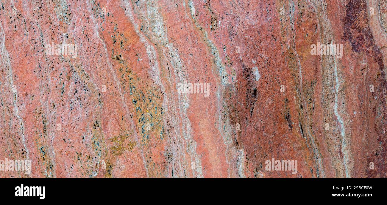 Textures de surface de roche rouge avec fissures et érosion. Panoramique, gros plan. Banque D'Images