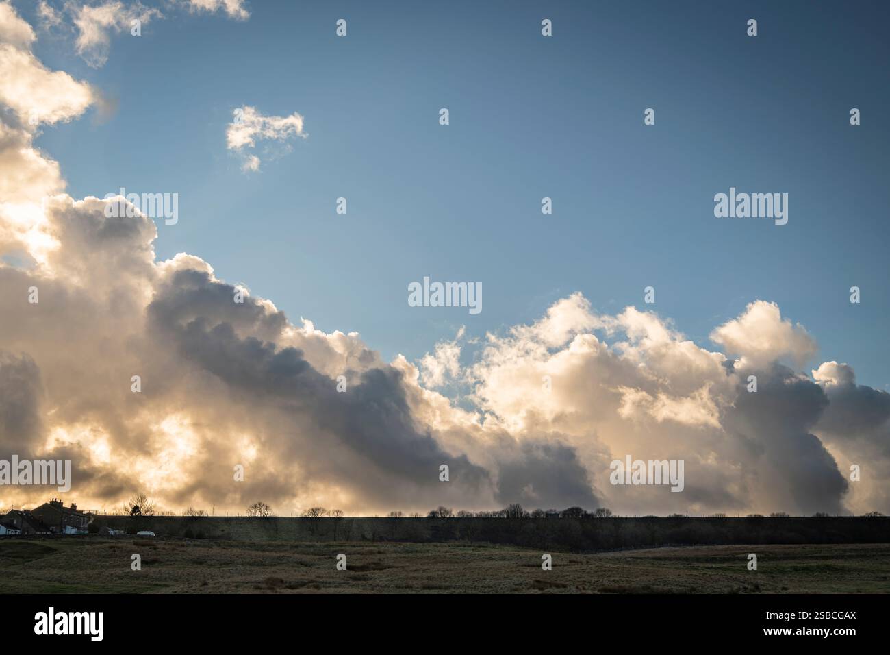 Une image HDR de formations nuageuses hivernales au-dessus du Yorkshire, en Angleterre. 30 janvier 2025 Banque D'Images