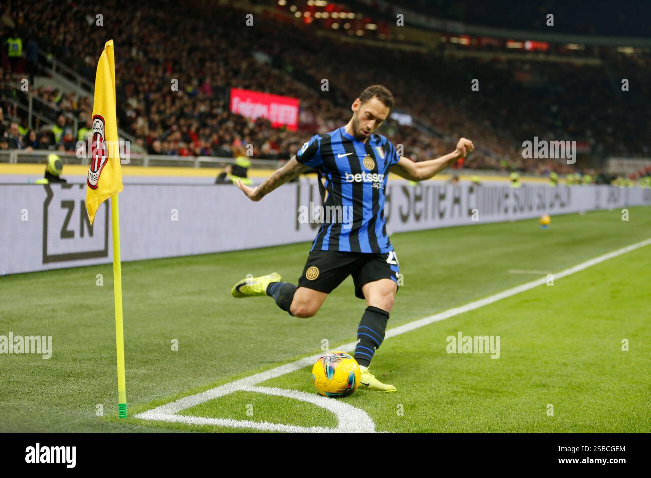 San Siro, Milan, Italie. 02 février 2025. Hakan Calhanoglu de l'Inter FC lors de la Serie A italienne, saison 2024/25, match de football entre l'AC Milan et l'Inter FC le 02 février 2025 au stade Giuseppe Meazza San Siro, Milan, Italie. Crédit : Nderim Kaceli/Alamy Live News Banque D'Images San Siro, Milan, Italie. 02 février 2025. Hakan Calhanoglu de l'Inter FC lors de la Serie A italienne, saison 2024/25, match de football entre l'AC Milan et l'Inter FC le 02 février 2025 au stade Giuseppe Meazza San Siro, Milan, Italie. Crédit : Nderim Kaceli/Alamy Live News Banque D'Images
