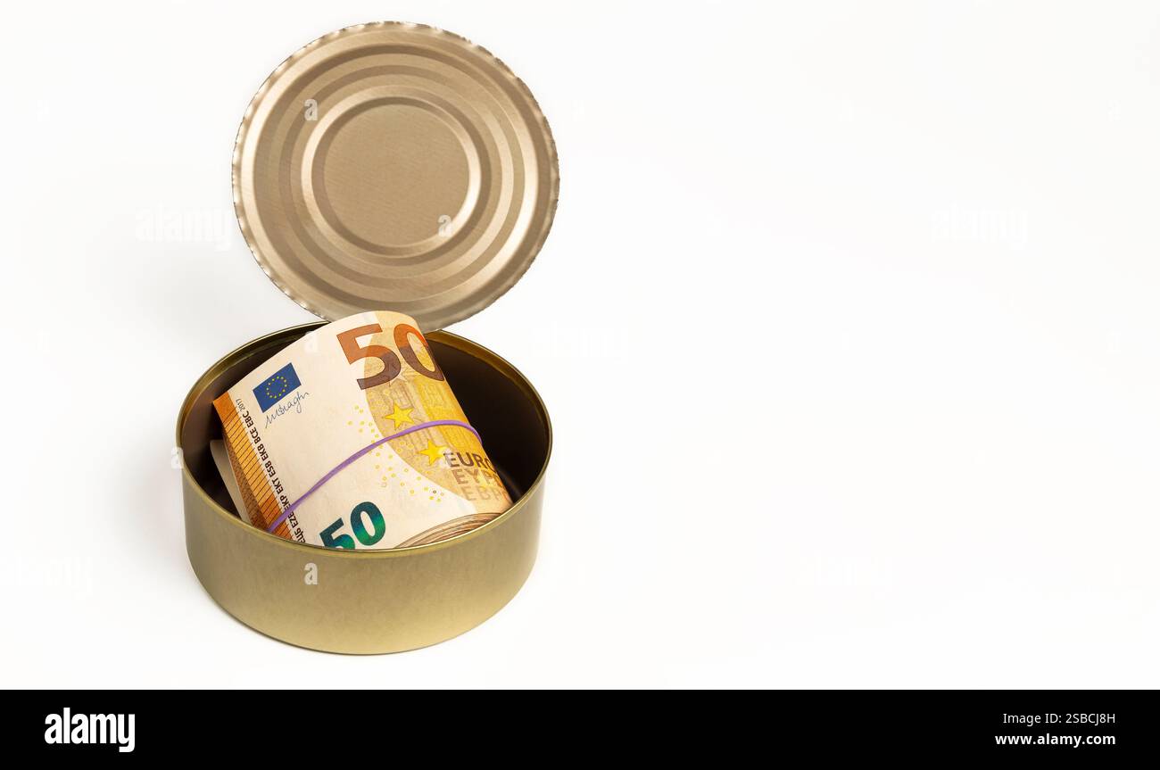 Billets en euros collés dans une boîte en aluminium, fond blanc. Banque D'Images
