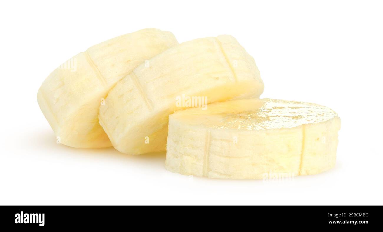 Morceaux pelés et coupés de fruits de banane isolés sur fond blanc Banque D'Images