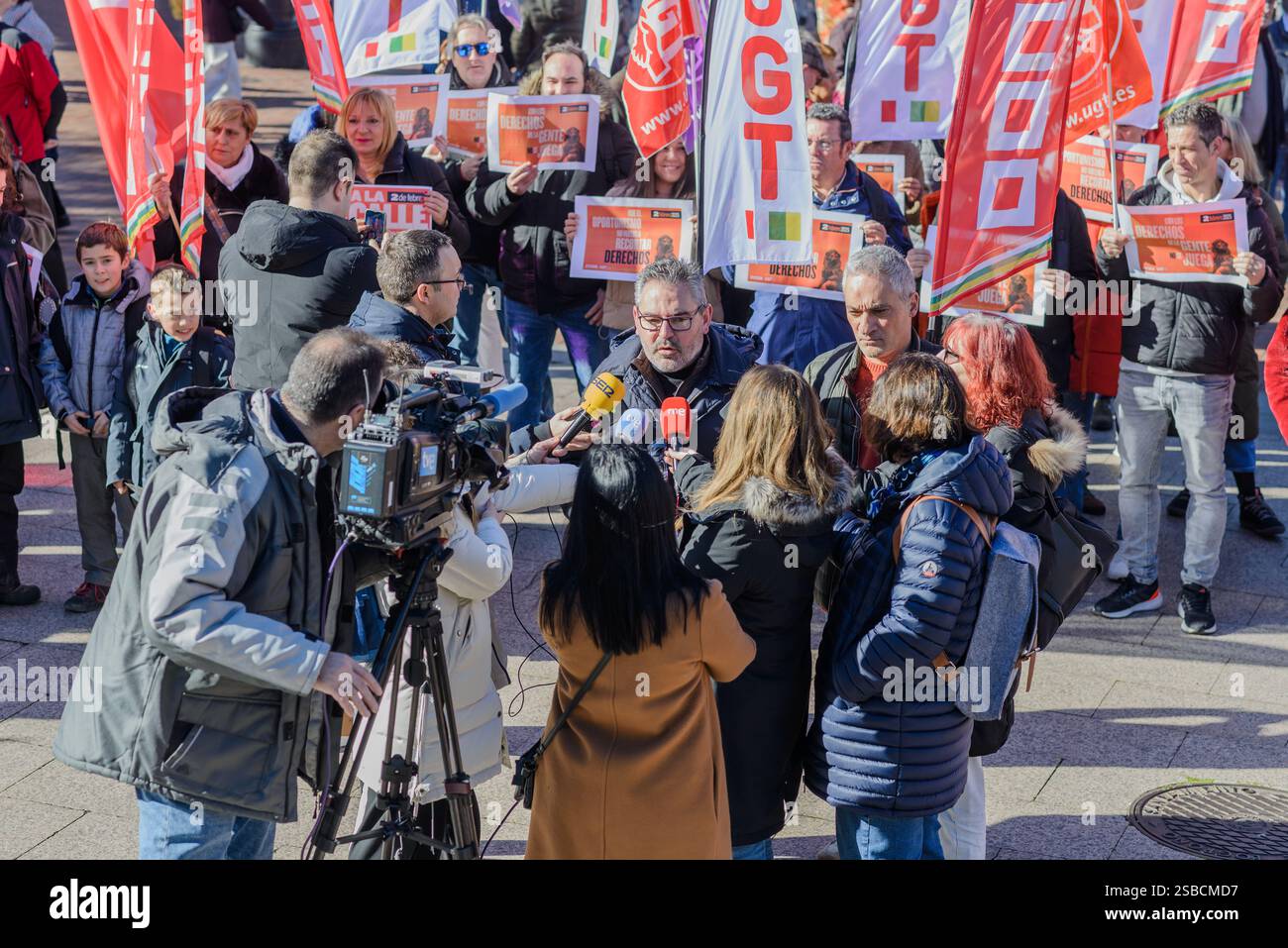Logroño, la Rioja, Espagne 2 février 2025. Les mobilisations convoquées par UGT et CCOO représentent une réponse énergique à une situation sans précédent dans la politique sociale espagnole. Le rejet au Congrès des mesures de protection sociale, avec les votes de JUNTS, PP et VOX, a déclenché une vague d’indignation citoyenne. Les mesures rejetées comprenaient des aspects fondamentaux tels que la réévaluation des retraites, les aides aux transports publics et le soutien aux personnes touchées par des catastrophes naturelles. Crédit : MARIO Martija/Alamy Live News Banque D'Images