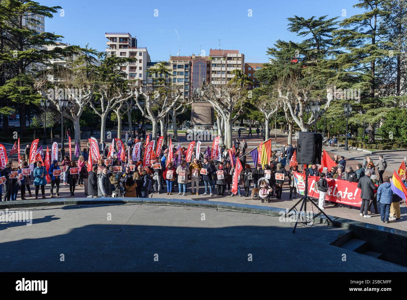 Logroño, la Rioja, Espagne 2 février 2025. Les mobilisations convoquées par UGT et CCOO représentent une réponse énergique à une situation sans précédent dans la politique sociale espagnole. Le rejet au Congrès des mesures de protection sociale, avec les votes de JUNTS, PP et VOX, a déclenché une vague d’indignation citoyenne. Les mesures rejetées comprenaient des aspects fondamentaux tels que la réévaluation des retraites, les aides aux transports publics et le soutien aux personnes touchées par des catastrophes naturelles. Crédit : MARIO Martija/Alamy Live News Banque D'Images