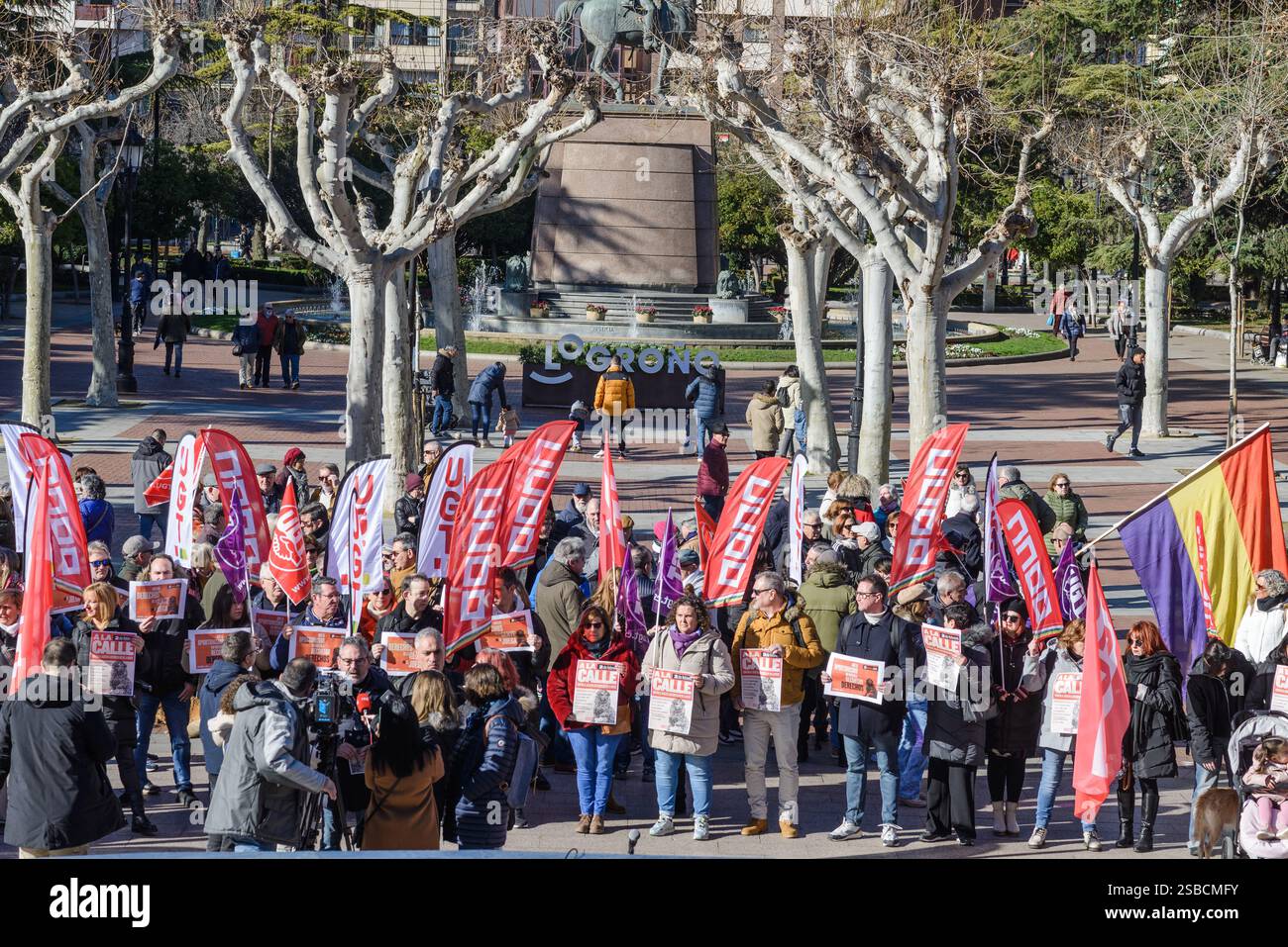 Logroño, la Rioja, Espagne 2 février 2025. Les mobilisations convoquées par UGT et CCOO représentent une réponse énergique à une situation sans précédent dans la politique sociale espagnole. Le rejet au Congrès des mesures de protection sociale, avec les votes de JUNTS, PP et VOX, a déclenché une vague d’indignation citoyenne. Les mesures rejetées comprenaient des aspects fondamentaux tels que la réévaluation des retraites, les aides aux transports publics et le soutien aux personnes touchées par des catastrophes naturelles. Crédit : MARIO Martija/Alamy Live News Banque D'Images