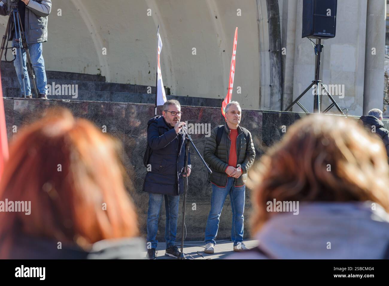 Logroño, la Rioja, Espagne 2 février 2025. Les mobilisations convoquées par UGT et CCOO représentent une réponse énergique à une situation sans précédent dans la politique sociale espagnole. Le rejet au Congrès des mesures de protection sociale, avec les votes de JUNTS, PP et VOX, a déclenché une vague d’indignation citoyenne. Les mesures rejetées comprenaient des aspects fondamentaux tels que la réévaluation des retraites, les aides aux transports publics et le soutien aux personnes touchées par des catastrophes naturelles. Crédit : MARIO Martija/Alamy Live News Banque D'Images